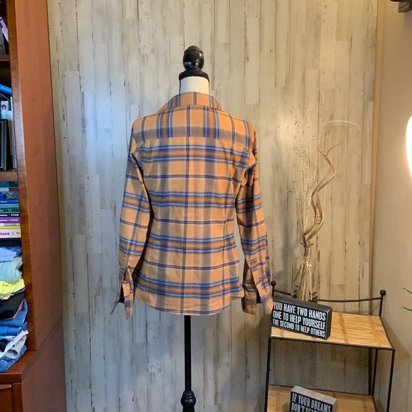 COLUMBIA like new ladies button down. Size Small - Picture 3 of 4